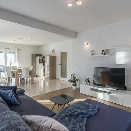Bajlo With Three Bedrooms Zadar