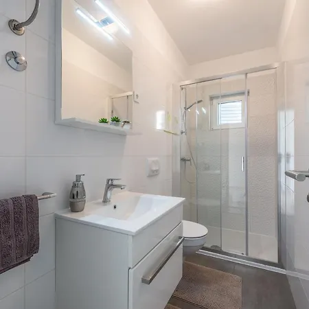 ヴィラ Bajlo With Three Bedrooms ザダル