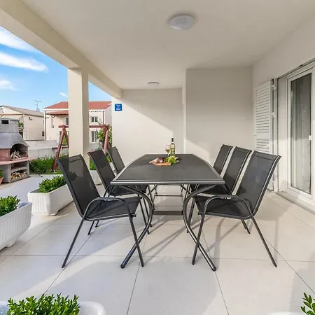 ヴィラ Bajlo With Three Bedrooms ザダル