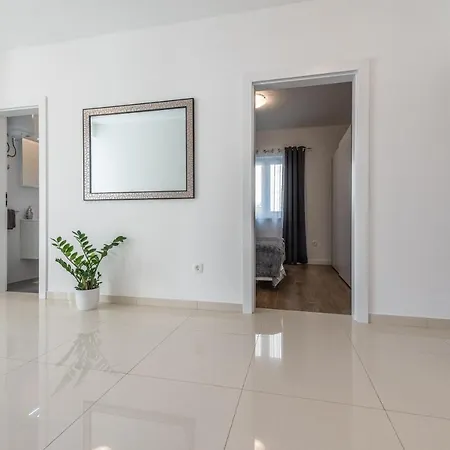 ヴィラ Bajlo With Three Bedrooms ザダル