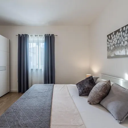 Villa Bajlo With Three Bedrooms Zadar