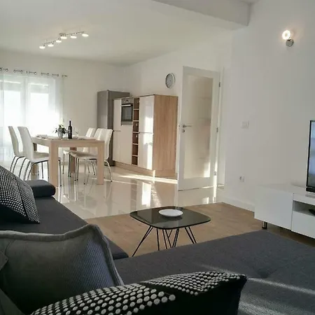 Bajlo With Three Bedrooms * ザダル
