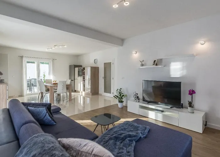 Bajlo With Three Bedrooms زادار