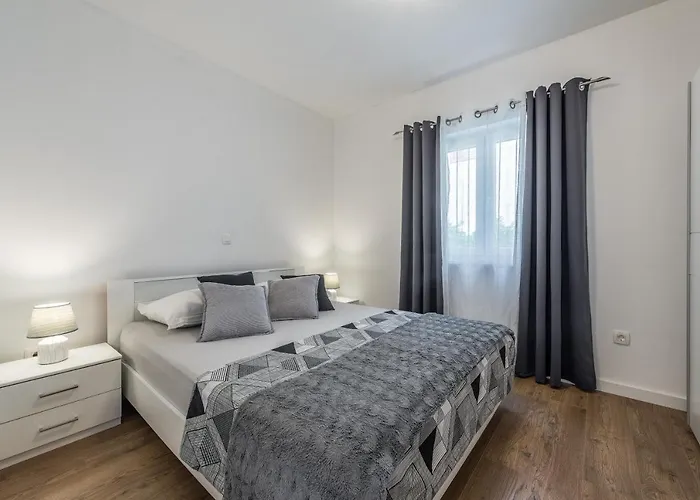 Villa Bajlo With Three Bedrooms Zadar