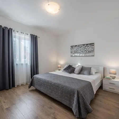 Bajlo With Three Bedrooms Villa Zára