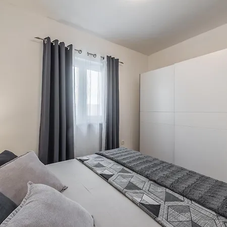 Bajlo With Three Bedrooms Zadar