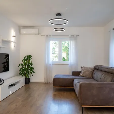 Bajlo With Three Bedrooms Villa