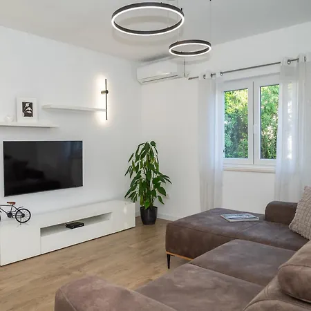 Villa Bajlo With Three Bedrooms *