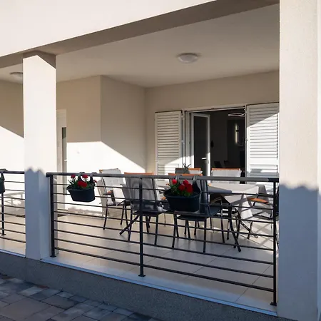 Villa Bajlo With Three Bedrooms Zara