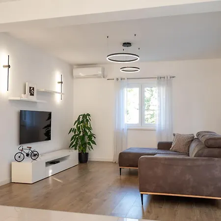 Bajlo With Three Bedrooms Villa Zara