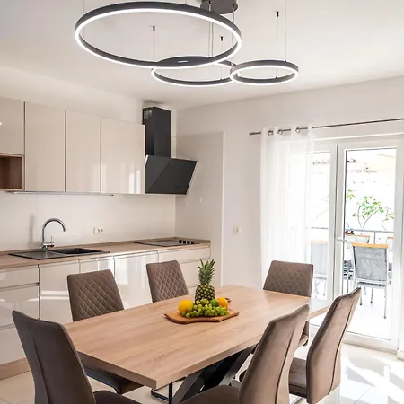 Bajlo With Three Bedrooms Villa Zara