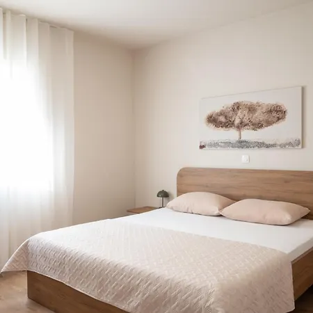 Villa Bajlo With Three Bedrooms *