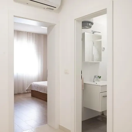 Villa Bajlo With Three Bedrooms Zara