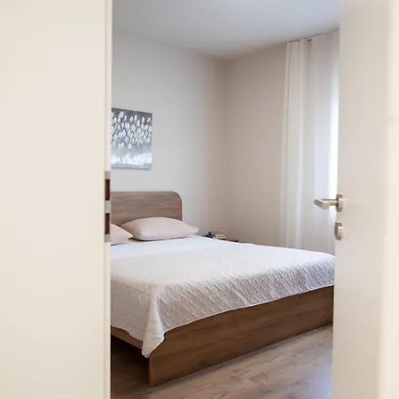 Villa Bajlo With Three Bedrooms *