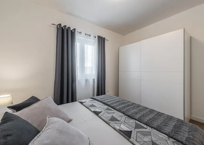 Bajlo With Three Bedrooms Zadar