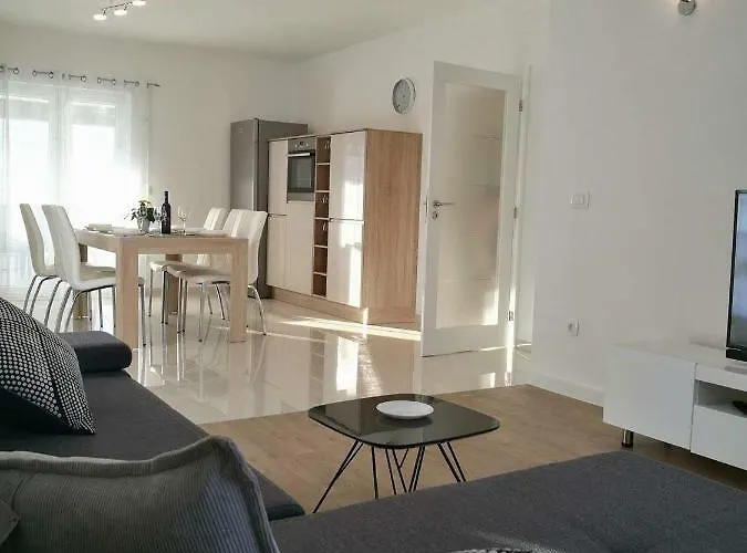 Bajlo With Three Bedrooms * ザダル